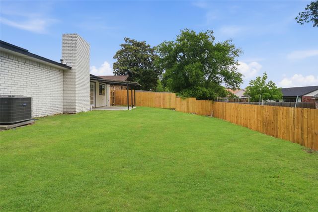 2221 Pennington Drive, Arlington, TX 76014
