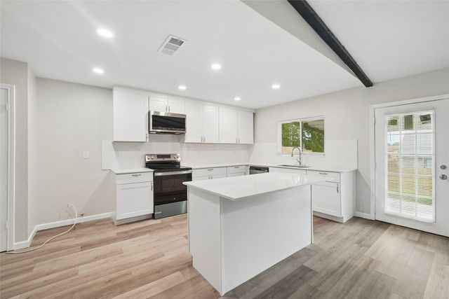 2221 Pennington Drive, Arlington, TX 76014