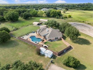 204 Diamond Lane N, Burleson, TX 76028