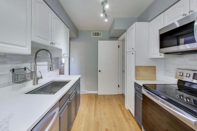 1015 FRANCES Parkway, Park Ridge, IL 60068