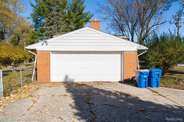 5274 Cooley Lake Road, Waterford, MI 48327