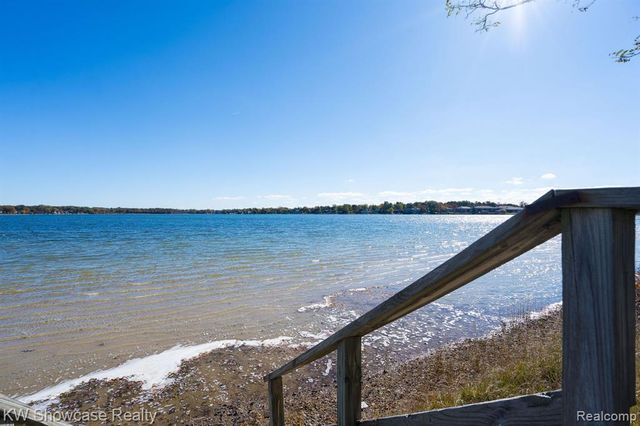 5274 Cooley Lake Road, Waterford, MI 48327