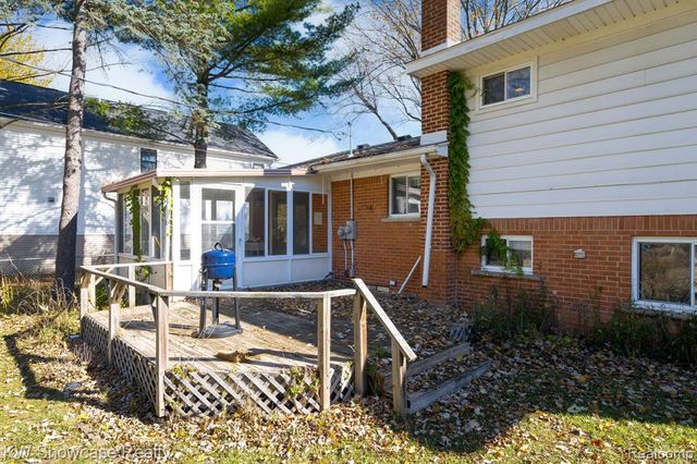 5274 Cooley Lake Road, Waterford, MI 48327