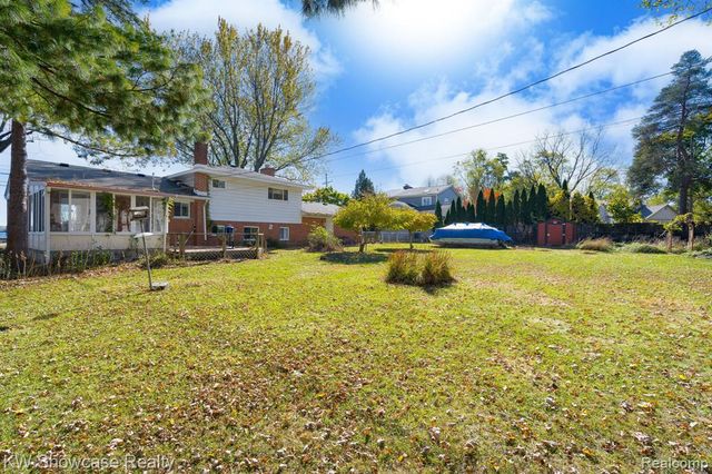 5274 Cooley Lake Road, Waterford, MI 48327