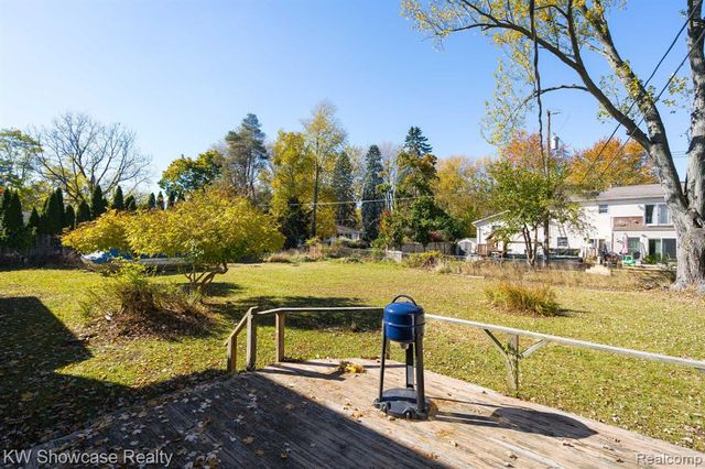 5274 Cooley Lake Road, Waterford, MI 48327