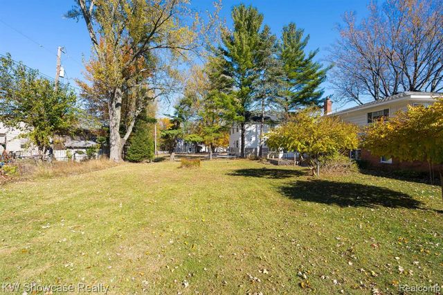 5274 Cooley Lake Road, Waterford, MI 48327