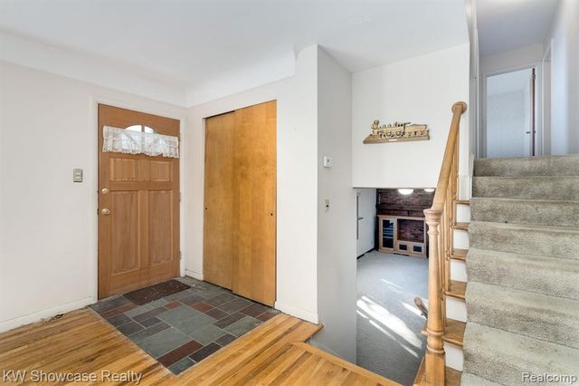 5274 Cooley Lake Road, Waterford, MI 48327