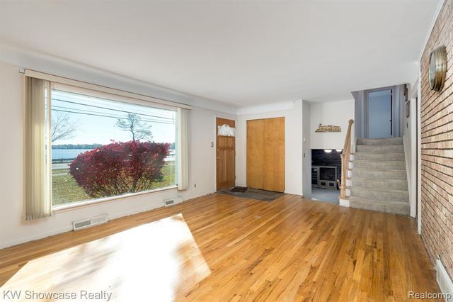 5274 Cooley Lake Road, Waterford, MI 48327