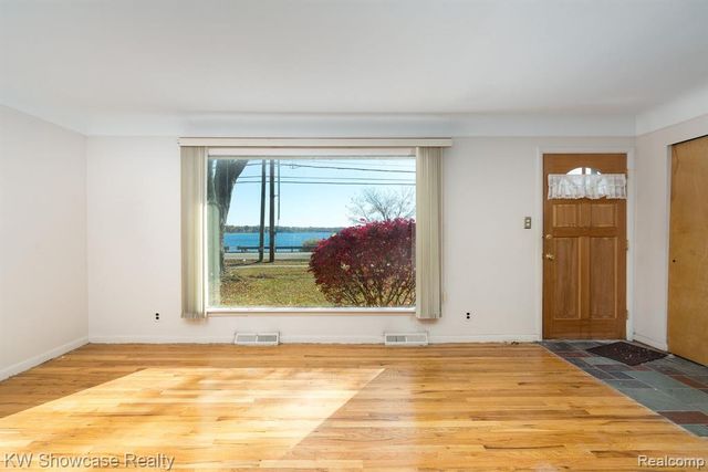 5274 Cooley Lake Road, Waterford, MI 48327