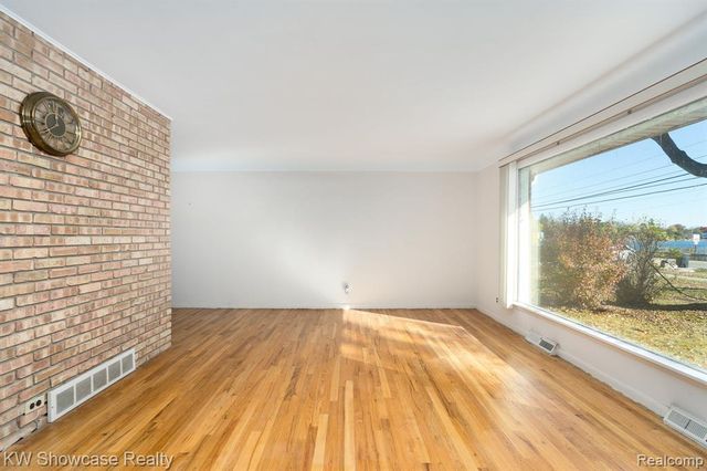 5274 Cooley Lake Road, Waterford, MI 48327