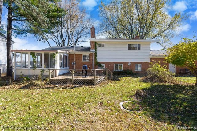 5274 Cooley Lake Road, Waterford, MI 48327