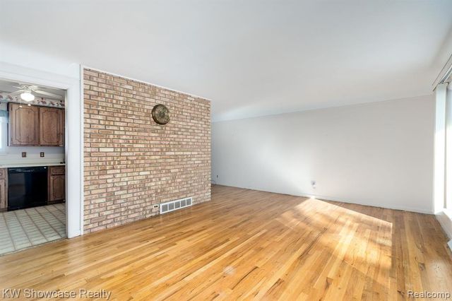 5274 Cooley Lake Road, Waterford, MI 48327