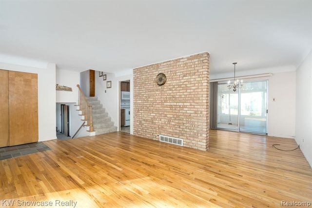 5274 Cooley Lake Road, Waterford, MI 48327