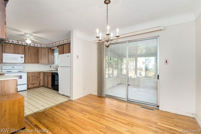 5274 Cooley Lake Road, Waterford, MI 48327