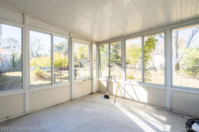 5274 Cooley Lake Road, Waterford, MI 48327