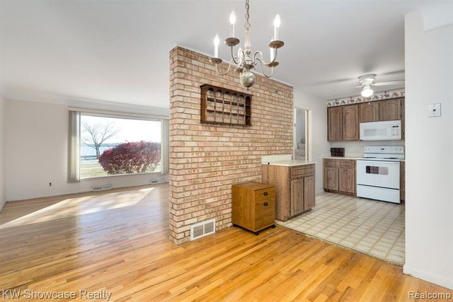 5274 Cooley Lake Road, Waterford, MI 48327