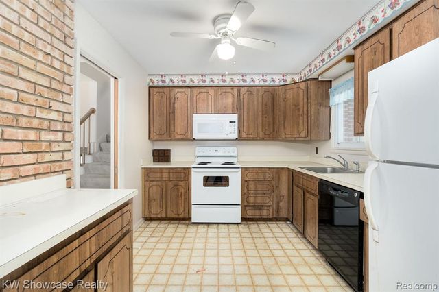 5274 Cooley Lake Road, Waterford, MI 48327