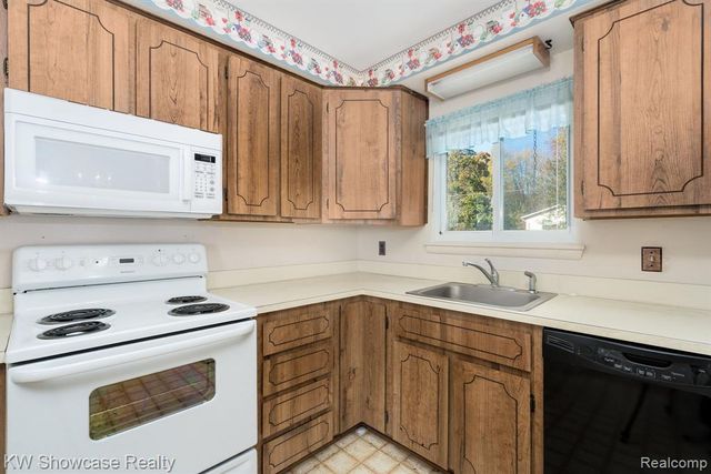 5274 Cooley Lake Road, Waterford, MI 48327