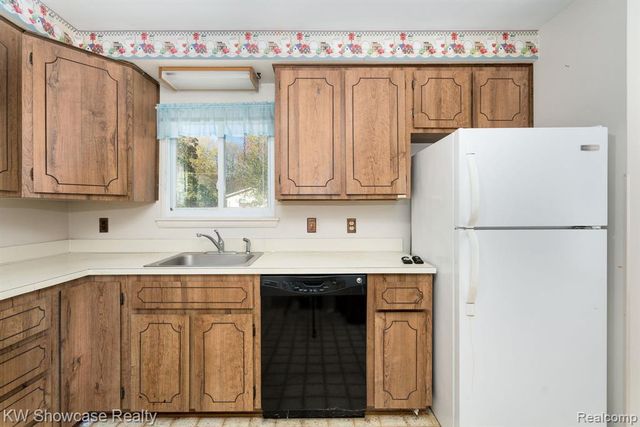 5274 Cooley Lake Road, Waterford, MI 48327