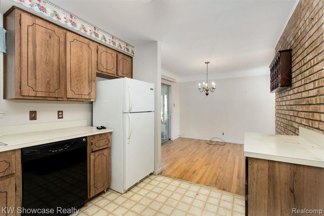 5274 Cooley Lake Road, Waterford, MI 48327