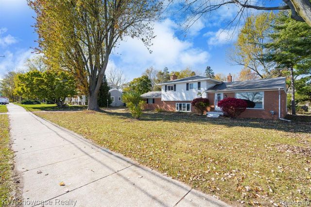 5274 Cooley Lake Road, Waterford, MI 48327