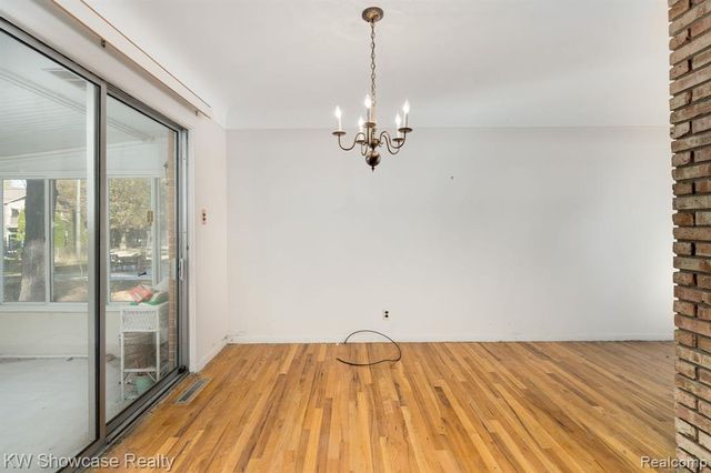 5274 Cooley Lake Road, Waterford, MI 48327