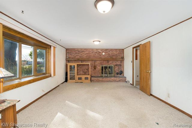 5274 Cooley Lake Road, Waterford, MI 48327