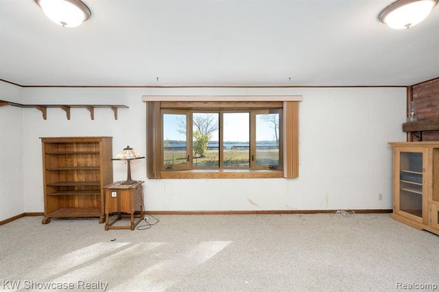 5274 Cooley Lake Road, Waterford, MI 48327