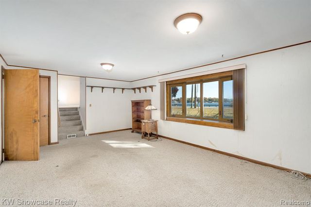 5274 Cooley Lake Road, Waterford, MI 48327