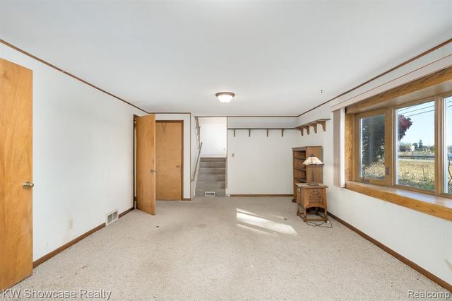 5274 Cooley Lake Road, Waterford, MI 48327