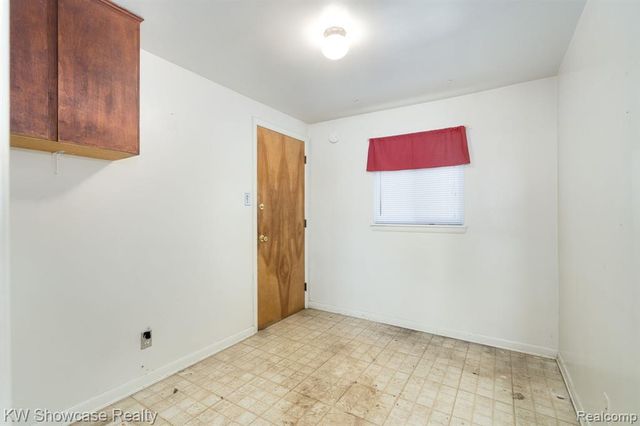 5274 Cooley Lake Road, Waterford, MI 48327