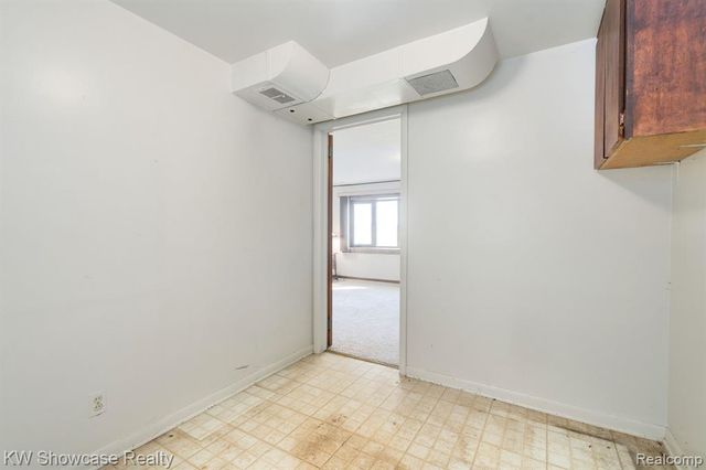 5274 Cooley Lake Road, Waterford, MI 48327