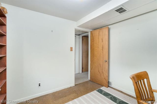 5274 Cooley Lake Road, Waterford, MI 48327