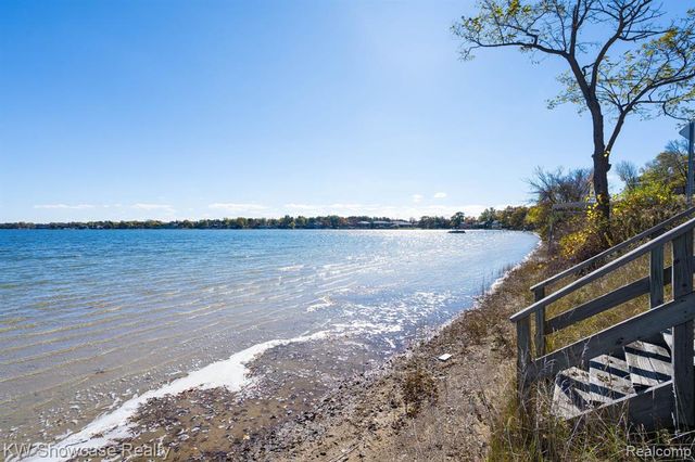 5274 Cooley Lake Road, Waterford, MI 48327