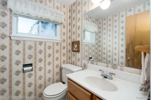 5274 Cooley Lake Road, Waterford, MI 48327