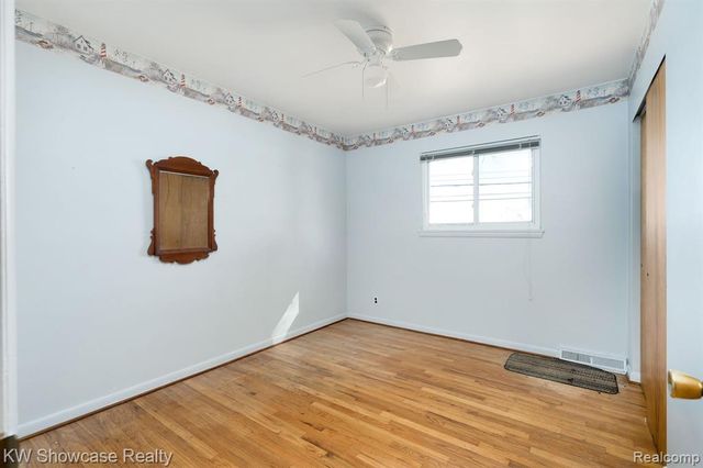 5274 Cooley Lake Road, Waterford, MI 48327