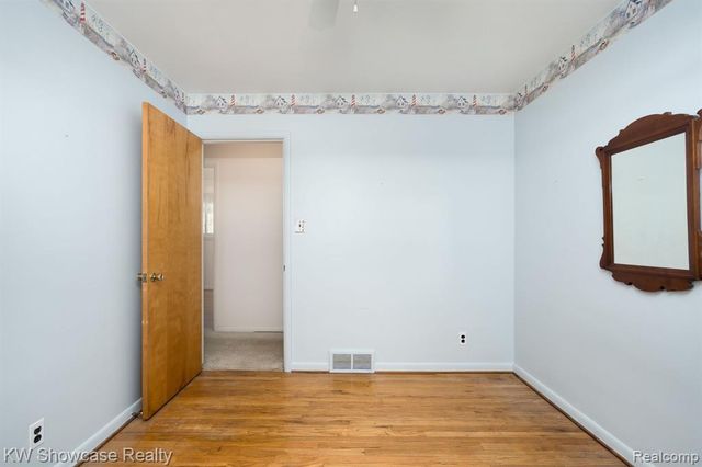 5274 Cooley Lake Road, Waterford, MI 48327