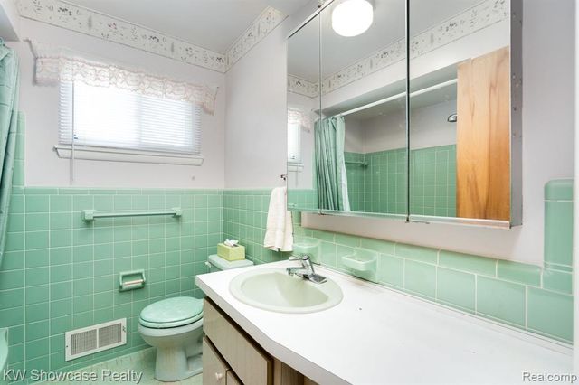 5274 Cooley Lake Road, Waterford, MI 48327