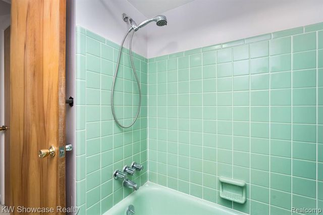 5274 Cooley Lake Road, Waterford, MI 48327