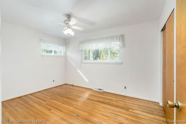 5274 Cooley Lake Road, Waterford, MI 48327