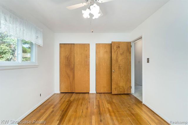 5274 Cooley Lake Road, Waterford, MI 48327