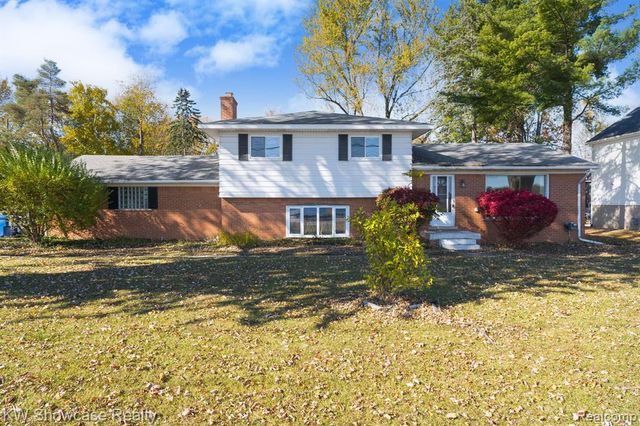 5274 Cooley Lake Road, Waterford, MI 48327