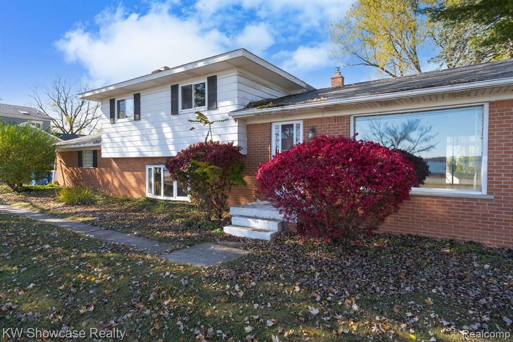 5274 Cooley Lake Road, Waterford, MI 48327