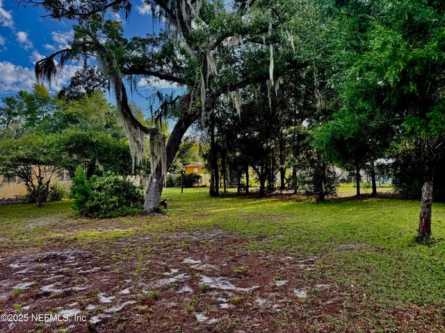 210 LENORE Avenue, Interlachen, FL 32148