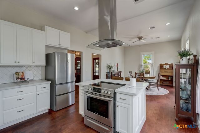 546 S Academy Avenue, New Braunfels, TX 78130