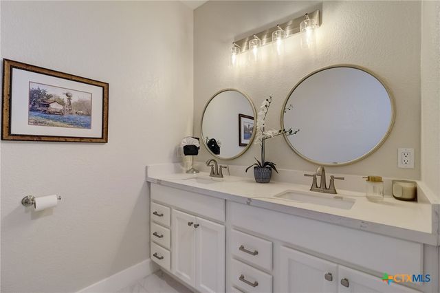 546 S Academy Avenue, New Braunfels, TX 78130