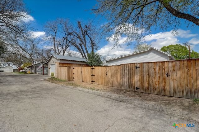 546 S Academy Avenue, New Braunfels, TX 78130