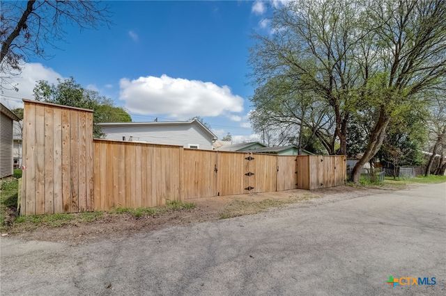 546 S Academy Avenue, New Braunfels, TX 78130