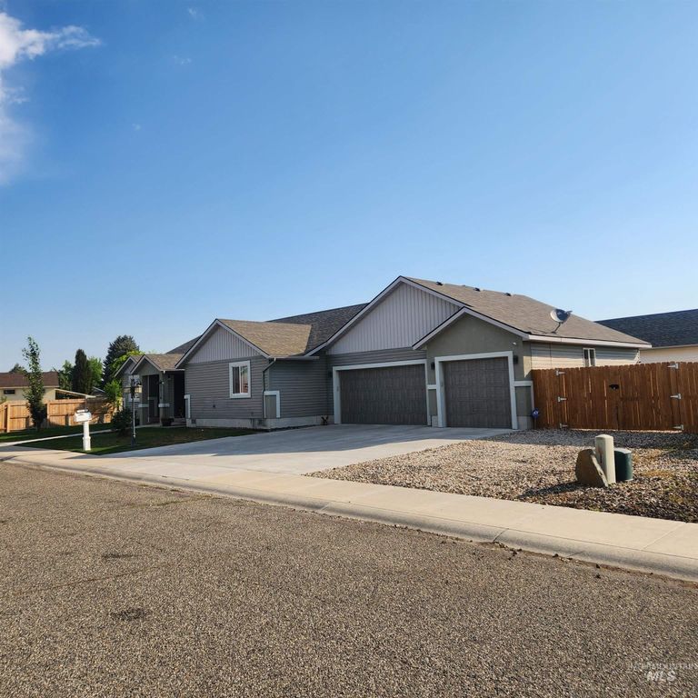 1536 Marie, Gooding, ID 83330 photo 2