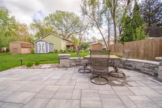 7090 Hickory Lane, Urbandale, IA 50322